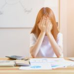 顔を覆っている女性
