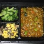 冷凍弁当「たっぷり野菜のキーマカレー弁当」の中身